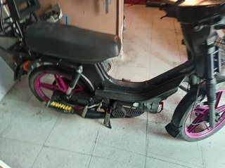 Suzuki Maxi Ciclomotor Negro y Rosa