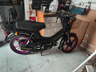 Suzuki Maxi Ciclomotor Negro y Rosa