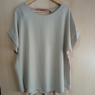 Blusa beige con detalle cadena dorada