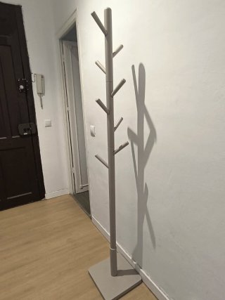 Perchero de madera beige/gris – Como nuevo