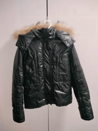 Chaqueta Negra con Capucha y Pelo