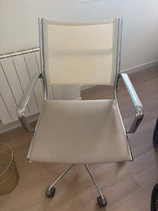 Silla de oficina plateada y blanca