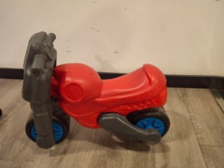 Moto de juguete roja y gris