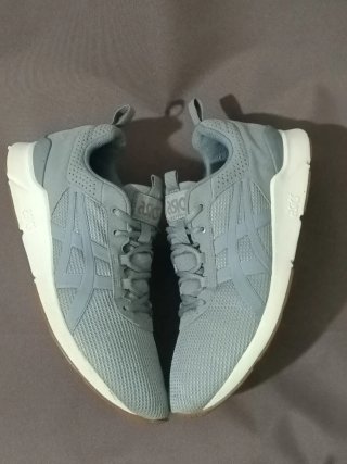 Zapatillas Asics grises y blancas
