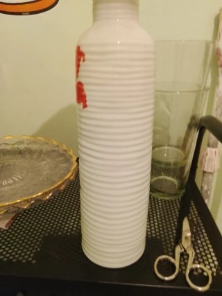 Jarrón de cerámica blanco con flor roja