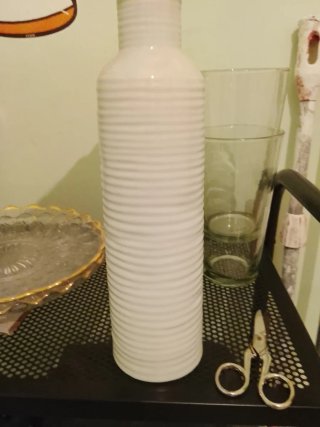Jarrón de cerámica blanco con flor roja