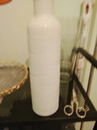 Jarrón de cerámica blanco con flor roja