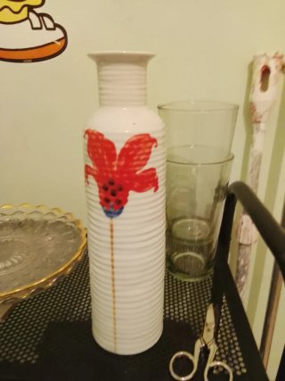 Jarrón de cerámica blanco con flor roja