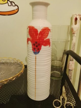 Jarrón de cerámica blanco con flor roja