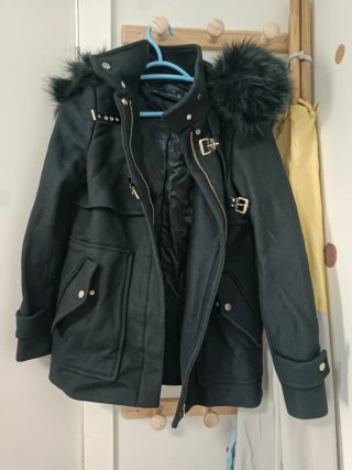 Abrigo Zara Negro con Capucha y Pelo