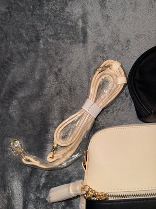 Bolso de mano y neceser beige y negro