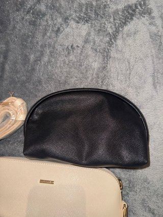 Bolso de mano y neceser beige y negro