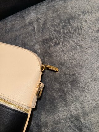 Bolso de mano y neceser beige y negro