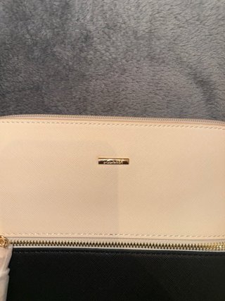 Bolso de mano y neceser beige y negro