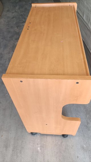 Escritorio de madera con ruedas