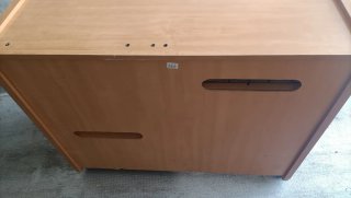 Escritorio de madera con ruedas