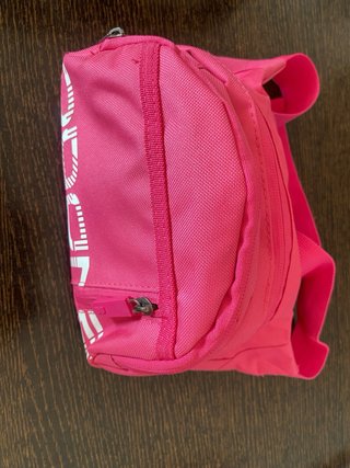 Riñonera rosa con logo