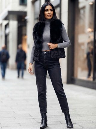 Gilet in pelliccia nero e maglione grigio