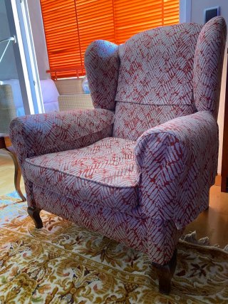 Butaca orejera vintage tela y madera