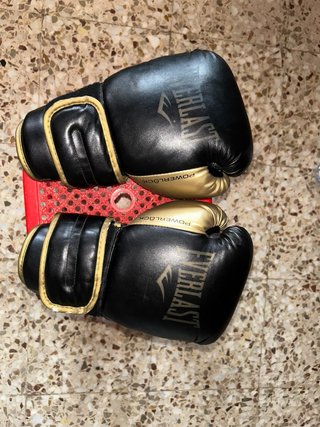Guantes de Boxeo Everlast Negros y Dorados