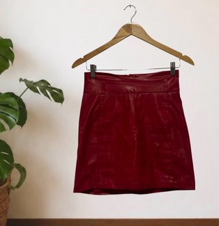 Talla S. Minifalda roja efecto piel de BERSHKA.