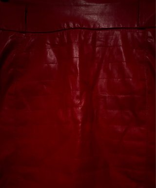 Talla S. Minifalda roja efecto piel de BERSHKA.