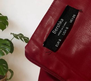 Talla S. Minifalda roja efecto piel de BERSHKA.