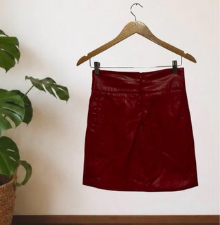 Talla S. Minifalda roja efecto piel de BERSHKA.
