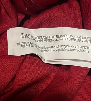 Talla S. Minifalda roja efecto piel de BERSHKA.