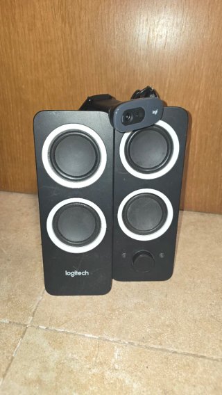 Webcam Logitech C270 HD e Colunas Logitech Z200
