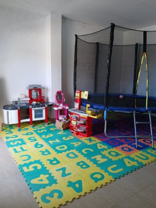 Cama elástica con red de seguridad