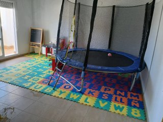Cama elástica con red de seguridad