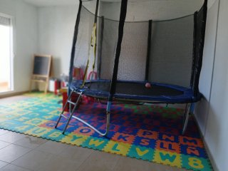 Cama elástica con red de seguridad