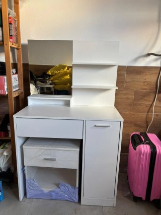 Tocador de maquillaje blanco