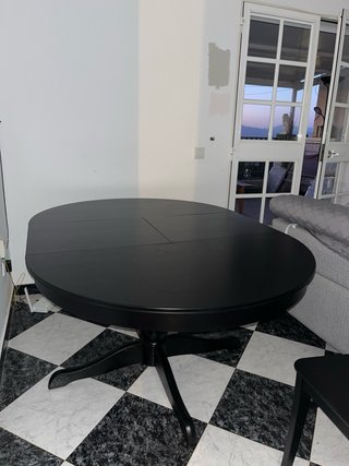 Mesa redonda de madera negra