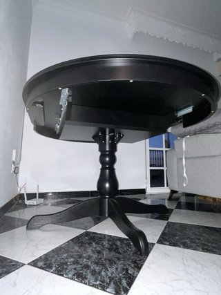 Mesa redonda de madera negra