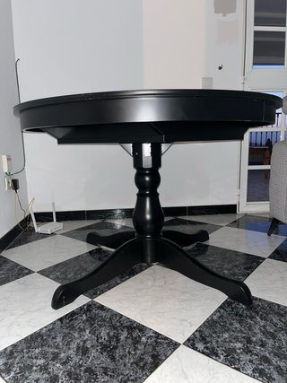 Mesa redonda de madera negra