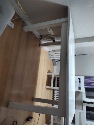 Mesa de comedor de madera blanca con mantel