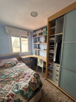 Cama 90, escritorio y estanterías