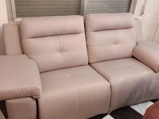 Sofá reclinable eléctrico seminuevo gris.