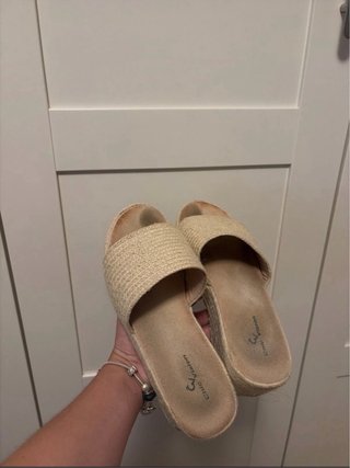 Sandalias de cuña beige
