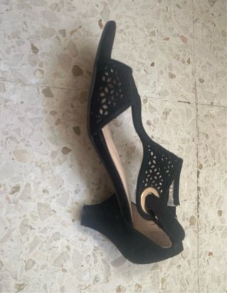 Sandalias de tacón negras para mujer.