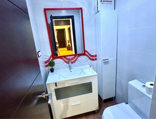 Conjunto mueble baño rojo y blanco