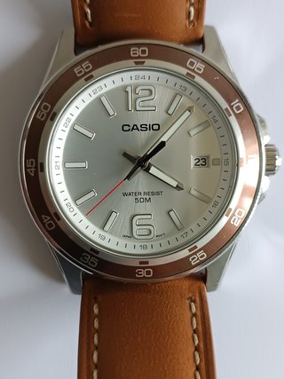 Reloj Casio MTP-1373 Marrón