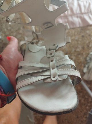 Sandalias blancas.