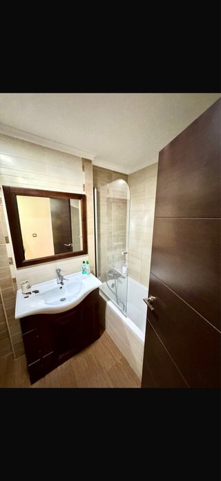 Mueble de baño y espejo de madera