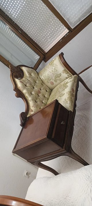 Sillón de madera y tela