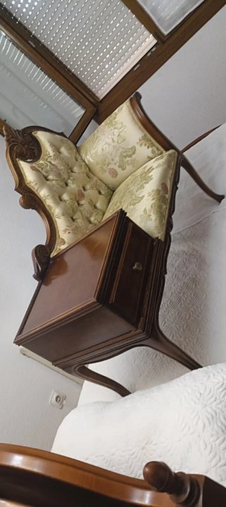 Sillón de madera y tela