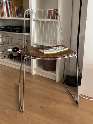 Silla de acero con asiento de cuero