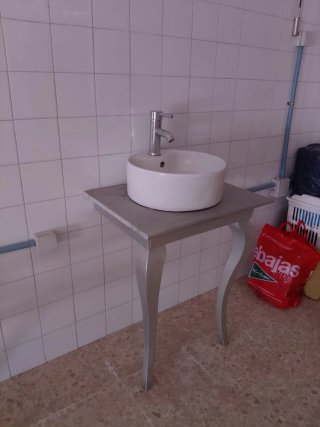 Lavabo sobre mesa decorativa